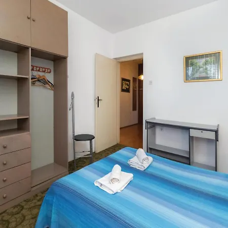 Prilaz Side Kosutic V Apartman Zára